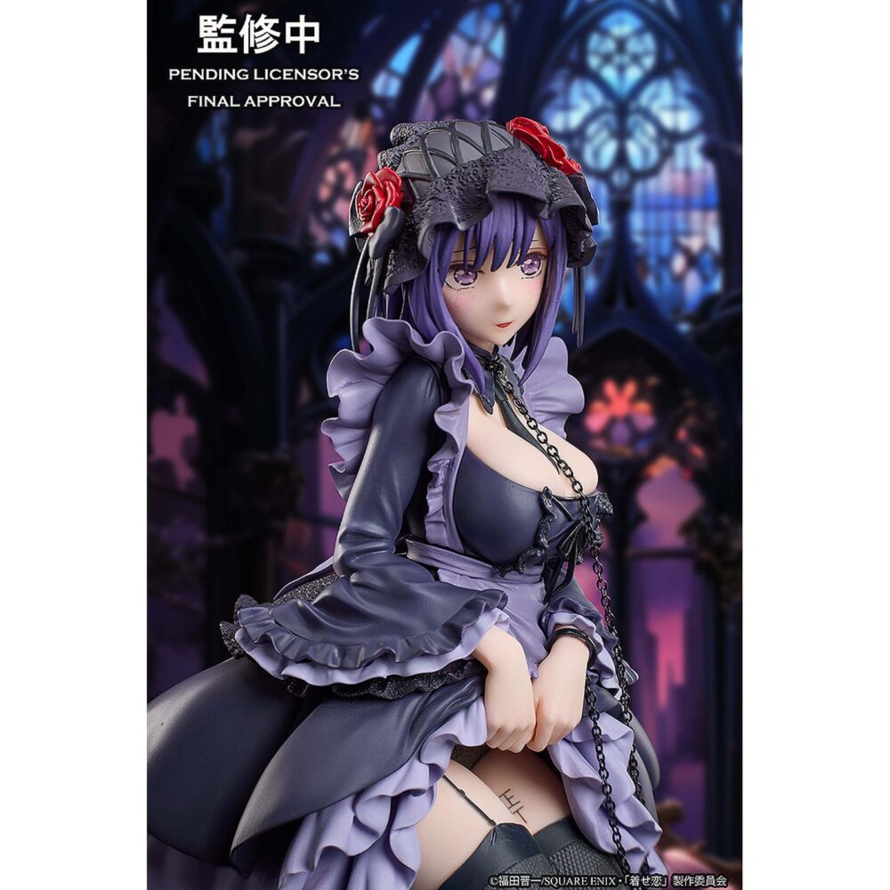 Marin kitagawa shizuku kuroe version my dress-up darling. Aniplex presenta la figura de marin kitagawa con su cosplay de shizuku kuroe, está basada en su aparición en el anime "my dress-up darling". Esta figura recrea la ilustración de la portada del segundo volumen del dvd. Muestra una atención excepcional al detalle, desde los delicados encajes hasta los voluminosos volantes. Mide aproximadamente 14 cm y cuenta con una base circular transparente para su exhibición.