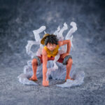 MONKEY D LUFFY SUMMIT BATTLE ONE PIECE EXTRA BATTLE FIGUARTS ZERO. Tamashii Nations vuelve a presentar, como parte de la colección Figuarts Zero, la figura Extra Battle de Monkey D. Luffy inspirada en su aparición en el arco argumental de la Guerra en la Cumbre del anime "One Piece". Esta figura estática de 12 cm captura el momento exacto en el que Luffy, envuelto en vapor y con la piel al rojo vivo, se lanza con determinación al rescate de Ace. Cuenta con un acabado detallado y efectos translúcidos que intensifican el dinamismo del ataque. Se presenta en una base con efectos de vapor para su exposición. UNIDADES LIMITADAS.