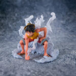 MONKEY D LUFFY SUMMIT BATTLE ONE PIECE EXTRA BATTLE FIGUARTS ZERO. Tamashii Nations vuelve a presentar, como parte de la colección Figuarts Zero, la figura Extra Battle de Monkey D. Luffy inspirada en su aparición en el arco argumental de la Guerra en la Cumbre del anime "One Piece". Esta figura estática de 12 cm captura el momento exacto en el que Luffy, envuelto en vapor y con la piel al rojo vivo, se lanza con determinación al rescate de Ace. Cuenta con un acabado detallado y efectos translúcidos que intensifican el dinamismo del ataque. Se presenta en una base con efectos de vapor para su exposición. UNIDADES LIMITADAS.