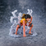 MONKEY D LUFFY SUMMIT BATTLE ONE PIECE EXTRA BATTLE FIGUARTS ZERO. Tamashii Nations vuelve a presentar, como parte de la colección Figuarts Zero, la figura Extra Battle de Monkey D. Luffy inspirada en su aparición en el arco argumental de la Guerra en la Cumbre del anime "One Piece". Esta figura estática de 12 cm captura el momento exacto en el que Luffy, envuelto en vapor y con la piel al rojo vivo, se lanza con determinación al rescate de Ace. Cuenta con un acabado detallado y efectos translúcidos que intensifican el dinamismo del ataque. Se presenta en una base con efectos de vapor para su exposición. UNIDADES LIMITADAS.