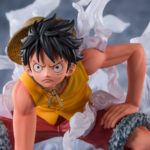 MONKEY D LUFFY SUMMIT BATTLE ONE PIECE EXTRA BATTLE FIGUARTS ZERO. Tamashii Nations vuelve a presentar, como parte de la colección Figuarts Zero, la figura Extra Battle de Monkey D. Luffy inspirada en su aparición en el arco argumental de la Guerra en la Cumbre del anime "One Piece". Esta figura estática de 12 cm captura el momento exacto en el que Luffy, envuelto en vapor y con la piel al rojo vivo, se lanza con determinación al rescate de Ace. Cuenta con un acabado detallado y efectos translúcidos que intensifican el dinamismo del ataque. Se presenta en una base con efectos de vapor para su exposición. UNIDADES LIMITADAS.