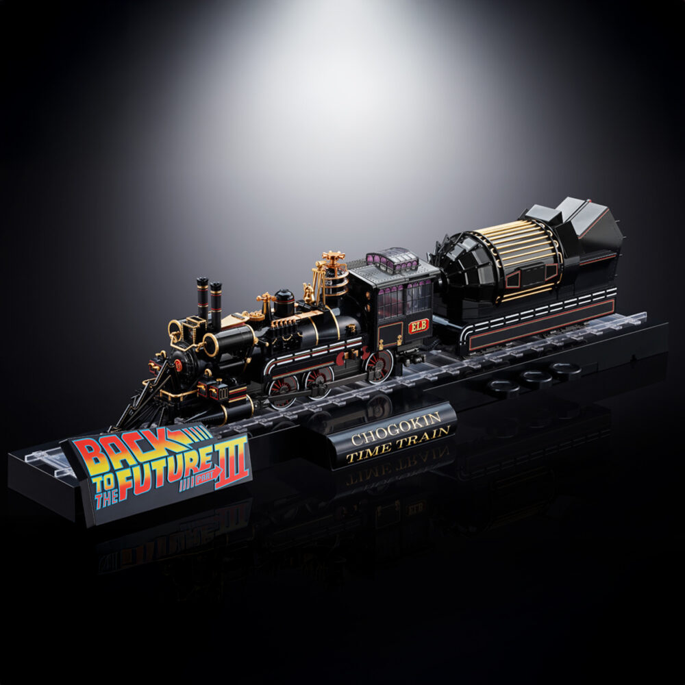 Time train back to the future iii chogokin. Presenta dentro de la línea chogokin la máquina del tiempo con forma de locomotora de vapor que inventa el dr. Emmett brown en la película de 1990 "back to the future part iii" (o "regreso al futuro iii" en españa). Esta reproducción coleccionable que conmemora el 40º aniversario de la primera película está fabricada con abs, pvc y metal, y tiene una longitud de 48 cm. La base que recrea una vía de tren alcanza los 56 cm de largo y está decorada con el logotipo oficial de la película. Además, cuenta con un mecanismo que gira las ruedas y eleva el vehículo. Al añadir las alas incluidas como accesorio se completa el aspecto de la máquina del tiempo en modo vuelo. Los led bajo la locomotora y de la parte posterior se iluminan recreando el efecto de propulsión de la película. Algunas piezas se activan con electricidad como los engranajes de la locomotora que giran y cambian de dirección o la luz blanca del lateral que se enciende como en el filme. La puerta del conductor se abre hacia arriba, dejando al descubierto el interior de la cabina que se ha esculpido en base a documentación oficial. Se incluyen las figuras de los personajes que aparecen en la misma secuencia de la película y cuentan con una altura aproximada de 4 cm. La fuente de alimentación principal y el conector usb-c están situados en un extremo de la base, lo que elimina la necesidad de pilas para alimentar los diferentes mecanismos y las 56 luces led. Se incluye un cable usb type-a, pero no un adaptador usb. Unidades limitadas.