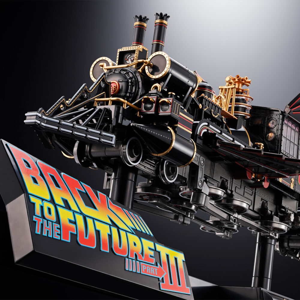Time train back to the future iii chogokin. Presenta dentro de la línea chogokin la máquina del tiempo con forma de locomotora de vapor que inventa el dr. Emmett brown en la película de 1990 "back to the future part iii" (o "regreso al futuro iii" en españa). Esta reproducción coleccionable que conmemora el 40º aniversario de la primera película está fabricada con abs, pvc y metal, y tiene una longitud de 48 cm. La base que recrea una vía de tren alcanza los 56 cm de largo y está decorada con el logotipo oficial de la película. Además, cuenta con un mecanismo que gira las ruedas y eleva el vehículo. Al añadir las alas incluidas como accesorio se completa el aspecto de la máquina del tiempo en modo vuelo. Los led bajo la locomotora y de la parte posterior se iluminan recreando el efecto de propulsión de la película. Algunas piezas se activan con electricidad como los engranajes de la locomotora que giran y cambian de dirección o la luz blanca del lateral que se enciende como en el filme. La puerta del conductor se abre hacia arriba, dejando al descubierto el interior de la cabina que se ha esculpido en base a documentación oficial. Se incluyen las figuras de los personajes que aparecen en la misma secuencia de la película y cuentan con una altura aproximada de 4 cm. La fuente de alimentación principal y el conector usb-c están situados en un extremo de la base, lo que elimina la necesidad de pilas para alimentar los diferentes mecanismos y las 56 luces led. Se incluye un cable usb type-a, pero no un adaptador usb. Unidades limitadas.