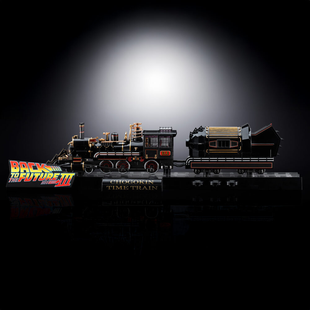 Time train back to the future iii chogokin. Presenta dentro de la línea chogokin la máquina del tiempo con forma de locomotora de vapor que inventa el dr. Emmett brown en la película de 1990 "back to the future part iii" (o "regreso al futuro iii" en españa). Esta reproducción coleccionable que conmemora el 40º aniversario de la primera película está fabricada con abs, pvc y metal, y tiene una longitud de 48 cm. La base que recrea una vía de tren alcanza los 56 cm de largo y está decorada con el logotipo oficial de la película. Además, cuenta con un mecanismo que gira las ruedas y eleva el vehículo. Al añadir las alas incluidas como accesorio se completa el aspecto de la máquina del tiempo en modo vuelo. Los led bajo la locomotora y de la parte posterior se iluminan recreando el efecto de propulsión de la película. Algunas piezas se activan con electricidad como los engranajes de la locomotora que giran y cambian de dirección o la luz blanca del lateral que se enciende como en el filme. La puerta del conductor se abre hacia arriba, dejando al descubierto el interior de la cabina que se ha esculpido en base a documentación oficial. Se incluyen las figuras de los personajes que aparecen en la misma secuencia de la película y cuentan con una altura aproximada de 4 cm. La fuente de alimentación principal y el conector usb-c están situados en un extremo de la base, lo que elimina la necesidad de pilas para alimentar los diferentes mecanismos y las 56 luces led. Se incluye un cable usb type-a, pero no un adaptador usb. Unidades limitadas.