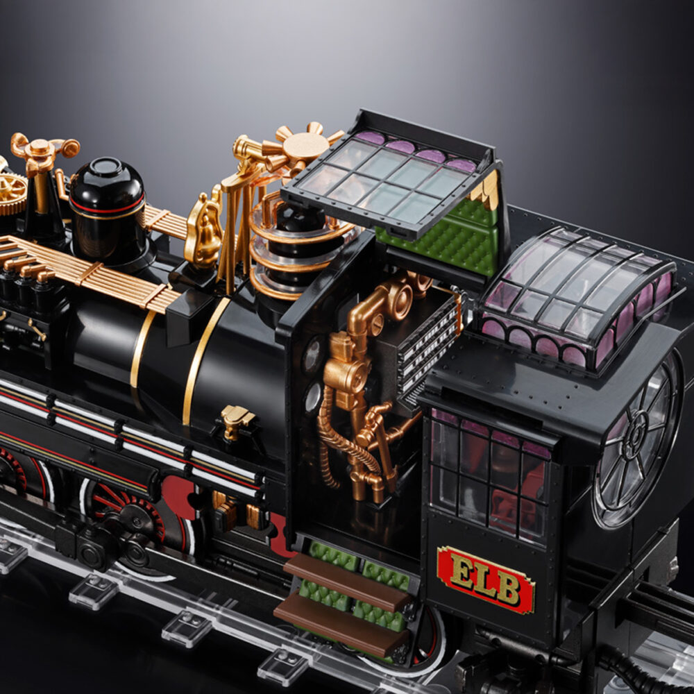 Time train back to the future iii chogokin. Presenta dentro de la línea chogokin la máquina del tiempo con forma de locomotora de vapor que inventa el dr. Emmett brown en la película de 1990 "back to the future part iii" (o "regreso al futuro iii" en españa). Esta reproducción coleccionable que conmemora el 40º aniversario de la primera película está fabricada con abs, pvc y metal, y tiene una longitud de 48 cm. La base que recrea una vía de tren alcanza los 56 cm de largo y está decorada con el logotipo oficial de la película. Además, cuenta con un mecanismo que gira las ruedas y eleva el vehículo. Al añadir las alas incluidas como accesorio se completa el aspecto de la máquina del tiempo en modo vuelo. Los led bajo la locomotora y de la parte posterior se iluminan recreando el efecto de propulsión de la película. Algunas piezas se activan con electricidad como los engranajes de la locomotora que giran y cambian de dirección o la luz blanca del lateral que se enciende como en el filme. La puerta del conductor se abre hacia arriba, dejando al descubierto el interior de la cabina que se ha esculpido en base a documentación oficial. Se incluyen las figuras de los personajes que aparecen en la misma secuencia de la película y cuentan con una altura aproximada de 4 cm. La fuente de alimentación principal y el conector usb-c están situados en un extremo de la base, lo que elimina la necesidad de pilas para alimentar los diferentes mecanismos y las 56 luces led. Se incluye un cable usb type-a, pero no un adaptador usb. Unidades limitadas.