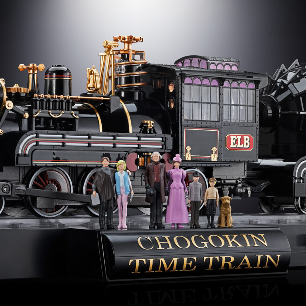 Time train back to the future iii chogokin. Presenta dentro de la línea chogokin la máquina del tiempo con forma de locomotora de vapor que inventa el dr. Emmett brown en la película de 1990 "back to the future part iii" (o "regreso al futuro iii" en españa). Esta reproducción coleccionable que conmemora el 40º aniversario de la primera película está fabricada con abs, pvc y metal, y tiene una longitud de 48 cm. La base que recrea una vía de tren alcanza los 56 cm de largo y está decorada con el logotipo oficial de la película. Además, cuenta con un mecanismo que gira las ruedas y eleva el vehículo. Al añadir las alas incluidas como accesorio se completa el aspecto de la máquina del tiempo en modo vuelo. Los led bajo la locomotora y de la parte posterior se iluminan recreando el efecto de propulsión de la película. Algunas piezas se activan con electricidad como los engranajes de la locomotora que giran y cambian de dirección o la luz blanca del lateral que se enciende como en el filme. La puerta del conductor se abre hacia arriba, dejando al descubierto el interior de la cabina que se ha esculpido en base a documentación oficial. Se incluyen las figuras de los personajes que aparecen en la misma secuencia de la película y cuentan con una altura aproximada de 4 cm. La fuente de alimentación principal y el conector usb-c están situados en un extremo de la base, lo que elimina la necesidad de pilas para alimentar los diferentes mecanismos y las 56 luces led. Se incluye un cable usb type-a, pero no un adaptador usb. Unidades limitadas.