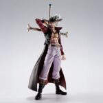 DRACULE MIHAWK ONE PIECE SH FIGUARTS. Se une a la colección S.H. Figuarts de Tamashii Nations esta figura Collectors Shop de Dracule Mihawk (también conocido como Ojos de Halcón), el pirata con el título del espadachín más fuerte del mundo. Mide unos 16,5 cm y está basada en su aparición en el anime “One Piece”. Incluye 3x manos izquierdas, 4x manos derechas, 1x manos unidas, 3x expresiones faciales, 1x pieza con el cabello, 1x espada Yoru y 1x expositor original. Como bonus cuenta con placas faciales para MONKEY D. LUFFY -ROMANCE DAWN- FIG. 14,5 CM ONE PIECE SH FIGUARTS y RORONOA ZORO -ROMANCE DAWN- FIG. 15 CM ONE PIECE SH FIGUARTS (se venden por separado). UNIDADES LIMITADAS.