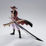 DRACULE MIHAWK ONE PIECE SH FIGUARTS. Se une a la colección S.H. Figuarts de Tamashii Nations esta figura Collectors Shop de Dracule Mihawk (también conocido como Ojos de Halcón), el pirata con el título del espadachín más fuerte del mundo. Mide unos 16,5 cm y está basada en su aparición en el anime “One Piece”. Incluye 3x manos izquierdas, 4x manos derechas, 1x manos unidas, 3x expresiones faciales, 1x pieza con el cabello, 1x espada Yoru y 1x expositor original. Como bonus cuenta con placas faciales para MONKEY D. LUFFY -ROMANCE DAWN- FIG. 14,5 CM ONE PIECE SH FIGUARTS y RORONOA ZORO -ROMANCE DAWN- FIG. 15 CM ONE PIECE SH FIGUARTS (se venden por separado). UNIDADES LIMITADAS.