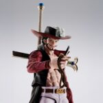 DRACULE MIHAWK ONE PIECE SH FIGUARTS. Se une a la colección S.H. Figuarts de Tamashii Nations esta figura Collectors Shop de Dracule Mihawk (también conocido como Ojos de Halcón), el pirata con el título del espadachín más fuerte del mundo. Mide unos 16,5 cm y está basada en su aparición en el anime “One Piece”. Incluye 3x manos izquierdas, 4x manos derechas, 1x manos unidas, 3x expresiones faciales, 1x pieza con el cabello, 1x espada Yoru y 1x expositor original. Como bonus cuenta con placas faciales para MONKEY D. LUFFY -ROMANCE DAWN- FIG. 14,5 CM ONE PIECE SH FIGUARTS y RORONOA ZORO -ROMANCE DAWN- FIG. 15 CM ONE PIECE SH FIGUARTS (se venden por separado). UNIDADES LIMITADAS.