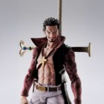 DRACULE MIHAWK ONE PIECE SH FIGUARTS. Se une a la colección S.H. Figuarts de Tamashii Nations esta figura Collectors Shop de Dracule Mihawk (también conocido como Ojos de Halcón), el pirata con el título del espadachín más fuerte del mundo. Mide unos 16,5 cm y está basada en su aparición en el anime “One Piece”. Incluye 3x manos izquierdas, 4x manos derechas, 1x manos unidas, 3x expresiones faciales, 1x pieza con el cabello, 1x espada Yoru y 1x expositor original. Como bonus cuenta con placas faciales para MONKEY D. LUFFY -ROMANCE DAWN- FIG. 14,5 CM ONE PIECE SH FIGUARTS y RORONOA ZORO -ROMANCE DAWN- FIG. 15 CM ONE PIECE SH FIGUARTS (se venden por separado). UNIDADES LIMITADAS.