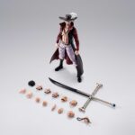 DRACULE MIHAWK ONE PIECE SH FIGUARTS. Se une a la colección S.H. Figuarts de Tamashii Nations esta figura Collectors Shop de Dracule Mihawk (también conocido como Ojos de Halcón), el pirata con el título del espadachín más fuerte del mundo. Mide unos 16,5 cm y está basada en su aparición en el anime “One Piece”. Incluye 3x manos izquierdas, 4x manos derechas, 1x manos unidas, 3x expresiones faciales, 1x pieza con el cabello, 1x espada Yoru y 1x expositor original. Como bonus cuenta con placas faciales para MONKEY D. LUFFY -ROMANCE DAWN- FIG. 14,5 CM ONE PIECE SH FIGUARTS y RORONOA ZORO -ROMANCE DAWN- FIG. 15 CM ONE PIECE SH FIGUARTS (se venden por separado). UNIDADES LIMITADAS.