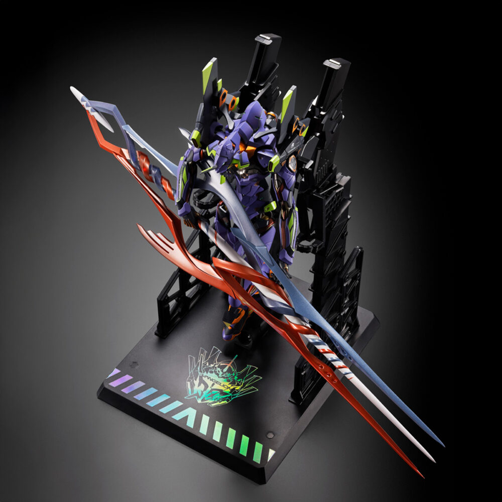 Eva test type-01 30th with the spear of gaius evangelion metal build. Tamashii incorpora a su colección metal build esta figura del evangelion 01 test type que conmemora el 30º aniversario de la serie original "evangelion". La figura mide aproximadamente 22 cm y destaca por su estructura interna de aleación metálica y alto nivel de detalle. Está equipada con una amplia gama de accesorios: 1x cuchillo progresivo, 1x espada de exterminio magoroku con su vaina, 1x espada de contraataque con su vaina, 1x rifle con accesorios adicionales, 1x pistola, 1x cable umbilical para la espalda, 1x cabeza con gafas protectoras intercambiable, 1x conjunto de espinilleras reforzadas y 6x pares de manos intercambiables. Además, está preparada para fijar todas estas armas en hombros y muslos. Se incluye una nueva versión de la lanza de gaius con una longitud que supera los 37 cm, acompañada de un pedestal con el logotipo del aniversario como holograma con acabado foil que incorpora y soportes para sostener con solidez tanto figura como lanza. Unidades limitadas.