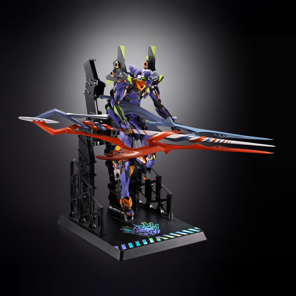 Eva test type-01 30th with the spear of gaius evangelion metal build. Tamashii incorpora a su colección metal build esta figura del evangelion 01 test type que conmemora el 30º aniversario de la serie original "evangelion". La figura mide aproximadamente 22 cm y destaca por su estructura interna de aleación metálica y alto nivel de detalle. Está equipada con una amplia gama de accesorios: 1x cuchillo progresivo, 1x espada de exterminio magoroku con su vaina, 1x espada de contraataque con su vaina, 1x rifle con accesorios adicionales, 1x pistola, 1x cable umbilical para la espalda, 1x cabeza con gafas protectoras intercambiable, 1x conjunto de espinilleras reforzadas y 6x pares de manos intercambiables. Además, está preparada para fijar todas estas armas en hombros y muslos. Se incluye una nueva versión de la lanza de gaius con una longitud que supera los 37 cm, acompañada de un pedestal con el logotipo del aniversario como holograma con acabado foil que incorpora y soportes para sostener con solidez tanto figura como lanza. Unidades limitadas.
