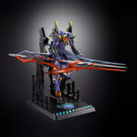 EVA TEST TYPE-01 30TH WITH THE SPEAR OF GAIUS EVANGELION METAL BUILD. Tamashii incorpora a su colección Metal Build esta figura del Evangelion 01 Test Type que conmemora el 30º aniversario de la serie original "Evangelion". La figura mide aproximadamente 22 cm y destaca por su estructura interna de aleación metálica y alto nivel de detalle. Está equipada con una amplia gama de accesorios: 1x cuchillo progresivo, 1x Espada de Exterminio Magoroku con su vaina, 1x Espada de Contraataque con su vaina, 1x rifle con accesorios adicionales, 1x pistola, 1x cable umbilical para la espalda, 1x cabeza con gafas protectoras intercambiable, 1x conjunto de espinilleras reforzadas y 6x pares de manos intercambiables. Además, está preparada para fijar todas estas armas en hombros y muslos. Se incluye una nueva versión de la lanza de Gaius con una longitud que supera los 37 cm, acompañada de un pedestal con el logotipo del aniversario como holograma con acabado foil que incorpora y soportes para sostener con solidez tanto figura como lanza. UNIDADES LIMITADAS.