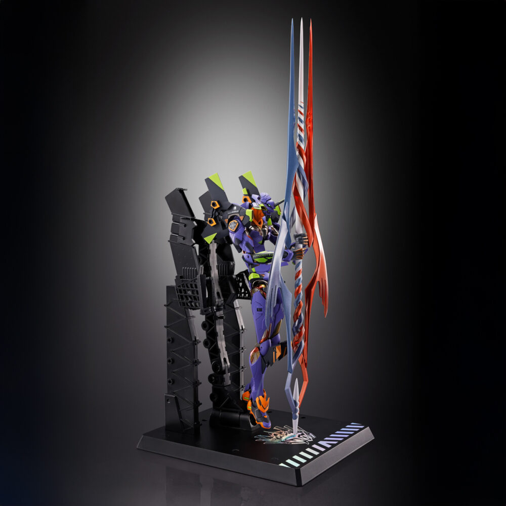 Eva test type-01 30th with the spear of gaius evangelion metal build. Tamashii incorpora a su colección metal build esta figura del evangelion 01 test type que conmemora el 30º aniversario de la serie original "evangelion". La figura mide aproximadamente 22 cm y destaca por su estructura interna de aleación metálica y alto nivel de detalle. Está equipada con una amplia gama de accesorios: 1x cuchillo progresivo, 1x espada de exterminio magoroku con su vaina, 1x espada de contraataque con su vaina, 1x rifle con accesorios adicionales, 1x pistola, 1x cable umbilical para la espalda, 1x cabeza con gafas protectoras intercambiable, 1x conjunto de espinilleras reforzadas y 6x pares de manos intercambiables. Además, está preparada para fijar todas estas armas en hombros y muslos. Se incluye una nueva versión de la lanza de gaius con una longitud que supera los 37 cm, acompañada de un pedestal con el logotipo del aniversario como holograma con acabado foil que incorpora y soportes para sostener con solidez tanto figura como lanza. Unidades limitadas.