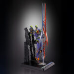 EVA TEST TYPE-01 30TH WITH THE SPEAR OF GAIUS EVANGELION METAL BUILD. Tamashii incorpora a su colección Metal Build esta figura del Evangelion 01 Test Type que conmemora el 30º aniversario de la serie original "Evangelion". La figura mide aproximadamente 22 cm y destaca por su estructura interna de aleación metálica y alto nivel de detalle. Está equipada con una amplia gama de accesorios: 1x cuchillo progresivo, 1x Espada de Exterminio Magoroku con su vaina, 1x Espada de Contraataque con su vaina, 1x rifle con accesorios adicionales, 1x pistola, 1x cable umbilical para la espalda, 1x cabeza con gafas protectoras intercambiable, 1x conjunto de espinilleras reforzadas y 6x pares de manos intercambiables. Además, está preparada para fijar todas estas armas en hombros y muslos. Se incluye una nueva versión de la lanza de Gaius con una longitud que supera los 37 cm, acompañada de un pedestal con el logotipo del aniversario como holograma con acabado foil que incorpora y soportes para sostener con solidez tanto figura como lanza. UNIDADES LIMITADAS.