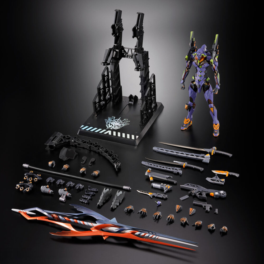 Eva test type-01 30th with the spear of gaius evangelion metal build. Tamashii incorpora a su colección metal build esta figura del evangelion 01 test type que conmemora el 30º aniversario de la serie original "evangelion". La figura mide aproximadamente 22 cm y destaca por su estructura interna de aleación metálica y alto nivel de detalle. Está equipada con una amplia gama de accesorios: 1x cuchillo progresivo, 1x espada de exterminio magoroku con su vaina, 1x espada de contraataque con su vaina, 1x rifle con accesorios adicionales, 1x pistola, 1x cable umbilical para la espalda, 1x cabeza con gafas protectoras intercambiable, 1x conjunto de espinilleras reforzadas y 6x pares de manos intercambiables. Además, está preparada para fijar todas estas armas en hombros y muslos. Se incluye una nueva versión de la lanza de gaius con una longitud que supera los 37 cm, acompañada de un pedestal con el logotipo del aniversario como holograma con acabado foil que incorpora y soportes para sostener con solidez tanto figura como lanza. Unidades limitadas.