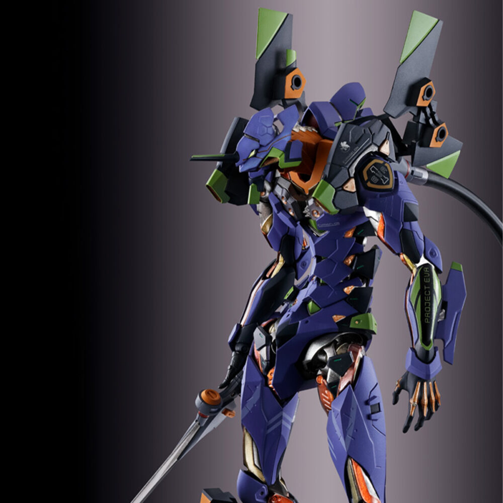 Eva test type-01 30th with the spear of gaius evangelion metal build. Tamashii incorpora a su colección metal build esta figura del evangelion 01 test type que conmemora el 30º aniversario de la serie original "evangelion". La figura mide aproximadamente 22 cm y destaca por su estructura interna de aleación metálica y alto nivel de detalle. Está equipada con una amplia gama de accesorios: 1x cuchillo progresivo, 1x espada de exterminio magoroku con su vaina, 1x espada de contraataque con su vaina, 1x rifle con accesorios adicionales, 1x pistola, 1x cable umbilical para la espalda, 1x cabeza con gafas protectoras intercambiable, 1x conjunto de espinilleras reforzadas y 6x pares de manos intercambiables. Además, está preparada para fijar todas estas armas en hombros y muslos. Se incluye una nueva versión de la lanza de gaius con una longitud que supera los 37 cm, acompañada de un pedestal con el logotipo del aniversario como holograma con acabado foil que incorpora y soportes para sostener con solidez tanto figura como lanza. Unidades limitadas.