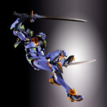 EVA TEST TYPE-01 30TH WITH THE SPEAR OF GAIUS EVANGELION METAL BUILD. Tamashii incorpora a su colección Metal Build esta figura del Evangelion 01 Test Type que conmemora el 30º aniversario de la serie original "Evangelion". La figura mide aproximadamente 22 cm y destaca por su estructura interna de aleación metálica y alto nivel de detalle. Está equipada con una amplia gama de accesorios: 1x cuchillo progresivo, 1x Espada de Exterminio Magoroku con su vaina, 1x Espada de Contraataque con su vaina, 1x rifle con accesorios adicionales, 1x pistola, 1x cable umbilical para la espalda, 1x cabeza con gafas protectoras intercambiable, 1x conjunto de espinilleras reforzadas y 6x pares de manos intercambiables. Además, está preparada para fijar todas estas armas en hombros y muslos. Se incluye una nueva versión de la lanza de Gaius con una longitud que supera los 37 cm, acompañada de un pedestal con el logotipo del aniversario como holograma con acabado foil que incorpora y soportes para sostener con solidez tanto figura como lanza. UNIDADES LIMITADAS.