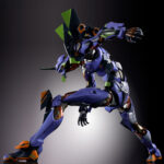 EVA TEST TYPE-01 30TH WITH THE SPEAR OF GAIUS EVANGELION METAL BUILD. Tamashii incorpora a su colección Metal Build esta figura del Evangelion 01 Test Type que conmemora el 30º aniversario de la serie original "Evangelion". La figura mide aproximadamente 22 cm y destaca por su estructura interna de aleación metálica y alto nivel de detalle. Está equipada con una amplia gama de accesorios: 1x cuchillo progresivo, 1x Espada de Exterminio Magoroku con su vaina, 1x Espada de Contraataque con su vaina, 1x rifle con accesorios adicionales, 1x pistola, 1x cable umbilical para la espalda, 1x cabeza con gafas protectoras intercambiable, 1x conjunto de espinilleras reforzadas y 6x pares de manos intercambiables. Además, está preparada para fijar todas estas armas en hombros y muslos. Se incluye una nueva versión de la lanza de Gaius con una longitud que supera los 37 cm, acompañada de un pedestal con el logotipo del aniversario como holograma con acabado foil que incorpora y soportes para sostener con solidez tanto figura como lanza. UNIDADES LIMITADAS.