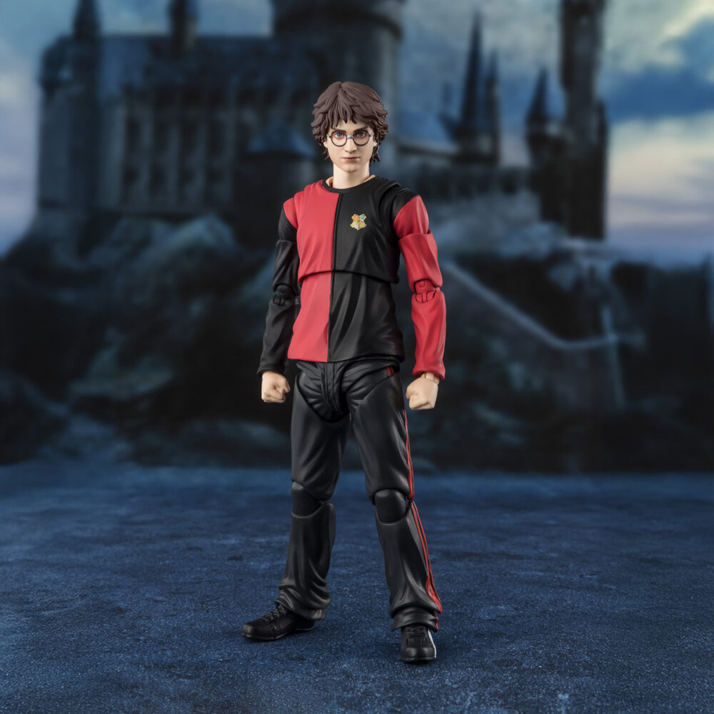 Harry potter and the goblet of fire sh figuarts. Tamashii incorpora a su colección s. H. Figuarts esta figura articulada de harry potter, basada en su aparición en la película de 2005 "harry potter and the goblet of fire" ("harry potter y el cáliz de fuego" en españa). Utiliza la tecnología de coloreado digital de tamashii para reproducir fielmente la textura de la piel y el sombreado del rostro. Incluye diferentes piezas intercambiables: 4x manos, 2x expresiones faciales y 1x cabello. También 1x varita mágica, 1x copa de los tres magos y piezas de efectos mágicos junto a sus pedestales para recrear la escena del combate del final de la película junto a lord voldemort figura 15 cm harry potter and the goblet of fire s. H. Figuarts (se vende por separado). Unidades limitadas.