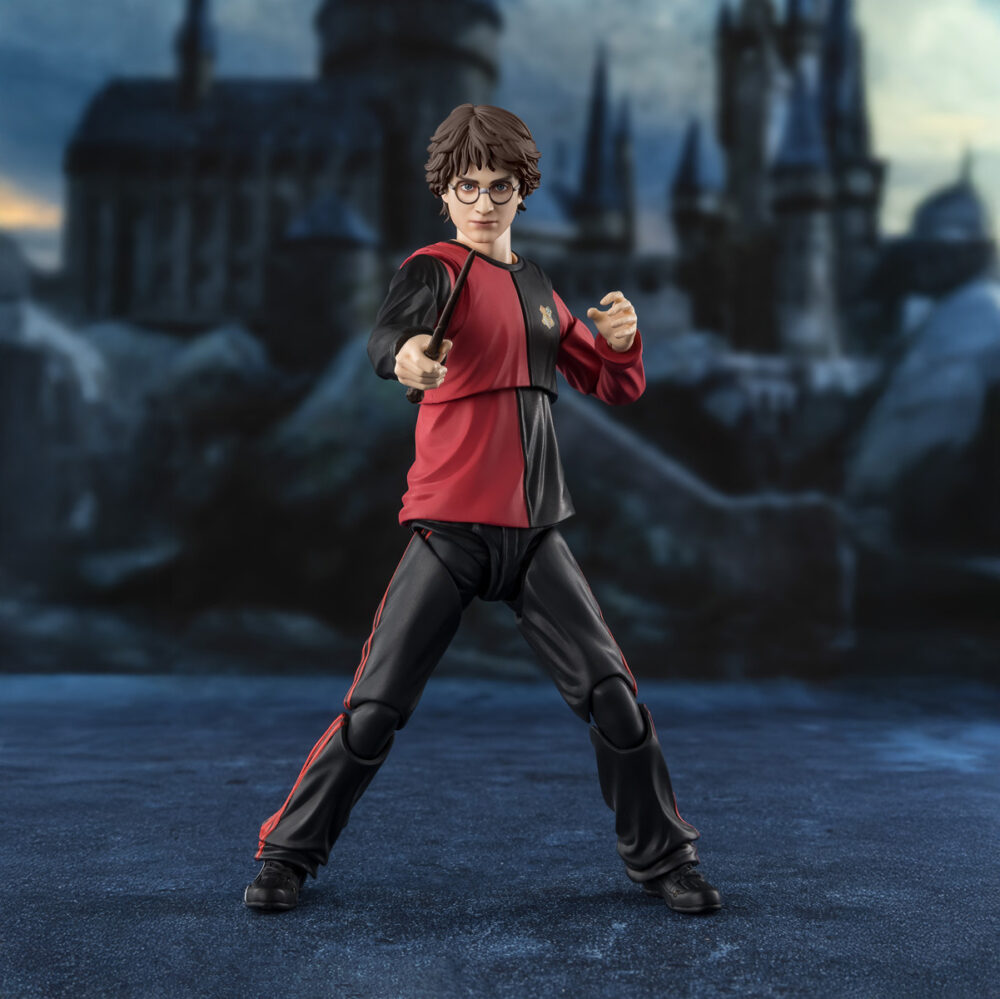 Harry potter and the goblet of fire sh figuarts. Tamashii incorpora a su colección s. H. Figuarts esta figura articulada de harry potter, basada en su aparición en la película de 2005 "harry potter and the goblet of fire" ("harry potter y el cáliz de fuego" en españa). Utiliza la tecnología de coloreado digital de tamashii para reproducir fielmente la textura de la piel y el sombreado del rostro. Incluye diferentes piezas intercambiables: 4x manos, 2x expresiones faciales y 1x cabello. También 1x varita mágica, 1x copa de los tres magos y piezas de efectos mágicos junto a sus pedestales para recrear la escena del combate del final de la película junto a lord voldemort figura 15 cm harry potter and the goblet of fire s. H. Figuarts (se vende por separado). Unidades limitadas.