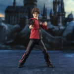 HARRY POTTER AND THE GOBLET OF FIRE SH FIGUARTS. Tamashii incorpora a su colección S.H.Figuarts esta figura articulada de Harry Potter, basada en su aparición en la película de 2005 "Harry Potter and the Goblet of Fire" ("Harry Potter y el cáliz de fuego" en España). Utiliza la tecnología de coloreado digital de Tamashii para reproducir fielmente la textura de la piel y el sombreado del rostro. Incluye diferentes piezas intercambiables: 4x manos, 2x expresiones faciales y 1x cabello. También 1x varita mágica, 1x Copa de los Tres Magos y piezas de efectos mágicos junto a sus pedestales para recrear la escena del combate del final de la película junto a LORD VOLDEMORT FIGURA 15 CM HARRY POTTER AND THE GOBLET OF FIRE S.H. FIGUARTS (se vende por separado). UNIDADES LIMITADAS.