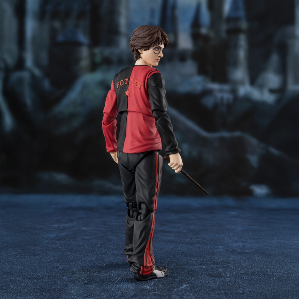 Harry potter and the goblet of fire sh figuarts. Tamashii incorpora a su colección s. H. Figuarts esta figura articulada de harry potter, basada en su aparición en la película de 2005 "harry potter and the goblet of fire" ("harry potter y el cáliz de fuego" en españa). Utiliza la tecnología de coloreado digital de tamashii para reproducir fielmente la textura de la piel y el sombreado del rostro. Incluye diferentes piezas intercambiables: 4x manos, 2x expresiones faciales y 1x cabello. También 1x varita mágica, 1x copa de los tres magos y piezas de efectos mágicos junto a sus pedestales para recrear la escena del combate del final de la película junto a lord voldemort figura 15 cm harry potter and the goblet of fire s. H. Figuarts (se vende por separado). Unidades limitadas.