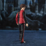 HARRY POTTER AND THE GOBLET OF FIRE SH FIGUARTS. Tamashii incorpora a su colección S.H.Figuarts esta figura articulada de Harry Potter, basada en su aparición en la película de 2005 "Harry Potter and the Goblet of Fire" ("Harry Potter y el cáliz de fuego" en España). Utiliza la tecnología de coloreado digital de Tamashii para reproducir fielmente la textura de la piel y el sombreado del rostro. Incluye diferentes piezas intercambiables: 4x manos, 2x expresiones faciales y 1x cabello. También 1x varita mágica, 1x Copa de los Tres Magos y piezas de efectos mágicos junto a sus pedestales para recrear la escena del combate del final de la película junto a LORD VOLDEMORT FIGURA 15 CM HARRY POTTER AND THE GOBLET OF FIRE S.H. FIGUARTS (se vende por separado). UNIDADES LIMITADAS.