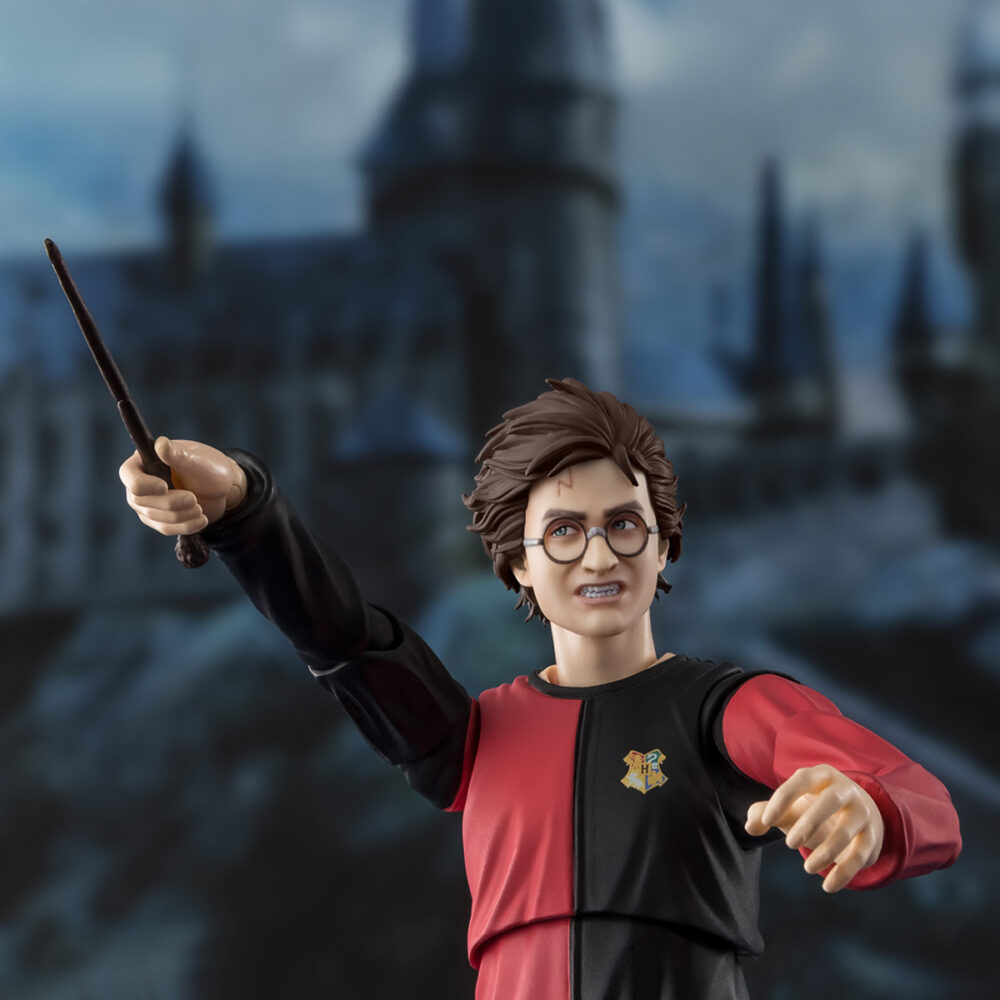 Harry potter and the goblet of fire sh figuarts. Tamashii incorpora a su colección s. H. Figuarts esta figura articulada de harry potter, basada en su aparición en la película de 2005 "harry potter and the goblet of fire" ("harry potter y el cáliz de fuego" en españa). Utiliza la tecnología de coloreado digital de tamashii para reproducir fielmente la textura de la piel y el sombreado del rostro. Incluye diferentes piezas intercambiables: 4x manos, 2x expresiones faciales y 1x cabello. También 1x varita mágica, 1x copa de los tres magos y piezas de efectos mágicos junto a sus pedestales para recrear la escena del combate del final de la película junto a lord voldemort figura 15 cm harry potter and the goblet of fire s. H. Figuarts (se vende por separado). Unidades limitadas.
