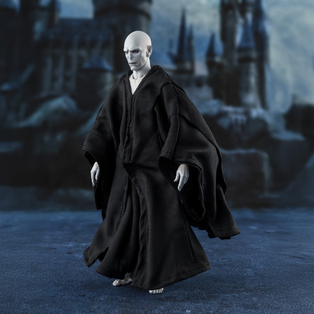 Lord voldemort harry potter and the goblet of fire sh figuarts. Tamashii lanza la figura articulada de lord voldemort dentro de su colección s. H. Figuarts, inspirada en la película "harry potter and the goblet of fire" ("harry potter y el cáliz de fuego" en españa). Está fabricada con pvc y abs, y viene vestida con túnica de tela con alambres internos para adoptar poses dinámicas. Incluye diferentes piezas intercambiables: 4x manos y 2x cabezas, en las que se puede apreciar el texturizado de la piel y el sombreado realista conseguidos gracias a la tecnología de coloreado digital de tamashii. También se incluye 1x varita mágica y piezas de efectos mágicos junto a sus pedestales para recrear la escena del combate del final de la película junto a harry potter and the goblet of fire sh figuarts (se vende por separado).