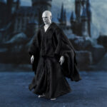 LORD VOLDEMORT HARRY POTTER AND THE GOBLET OF FIRE SH FIGUARTS. Tamashii lanza la figura articulada de Lord Voldemort dentro de su colección S.H.Figuarts, inspirada en la película "Harry Potter and the Goblet of Fire" ("Harry Potter y el cáliz de fuego" en España). Está fabricada con PVC y ABS, y viene vestida con túnica de tela con alambres internos para adoptar poses dinámicas. Incluye diferentes piezas intercambiables: 4x manos y 2x cabezas, en las que se puede apreciar el texturizado de la piel y el sombreado realista conseguidos gracias a la tecnología de coloreado digital de Tamashii. También se incluye 1x varita mágica y piezas de efectos mágicos junto a sus pedestales para recrear la escena del combate del final de la película junto a HARRY POTTER AND THE GOBLET OF FIRE SH FIGUARTS (se vende por separado).