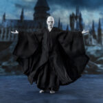 LORD VOLDEMORT HARRY POTTER AND THE GOBLET OF FIRE SH FIGUARTS. Tamashii lanza la figura articulada de Lord Voldemort dentro de su colección S.H.Figuarts, inspirada en la película "Harry Potter and the Goblet of Fire" ("Harry Potter y el cáliz de fuego" en España). Está fabricada con PVC y ABS, y viene vestida con túnica de tela con alambres internos para adoptar poses dinámicas. Incluye diferentes piezas intercambiables: 4x manos y 2x cabezas, en las que se puede apreciar el texturizado de la piel y el sombreado realista conseguidos gracias a la tecnología de coloreado digital de Tamashii. También se incluye 1x varita mágica y piezas de efectos mágicos junto a sus pedestales para recrear la escena del combate del final de la película junto a HARRY POTTER AND THE GOBLET OF FIRE SH FIGUARTS (se vende por separado).
