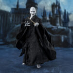 LORD VOLDEMORT HARRY POTTER AND THE GOBLET OF FIRE SH FIGUARTS. Tamashii lanza la figura articulada de Lord Voldemort dentro de su colección S.H.Figuarts, inspirada en la película "Harry Potter and the Goblet of Fire" ("Harry Potter y el cáliz de fuego" en España). Está fabricada con PVC y ABS, y viene vestida con túnica de tela con alambres internos para adoptar poses dinámicas. Incluye diferentes piezas intercambiables: 4x manos y 2x cabezas, en las que se puede apreciar el texturizado de la piel y el sombreado realista conseguidos gracias a la tecnología de coloreado digital de Tamashii. También se incluye 1x varita mágica y piezas de efectos mágicos junto a sus pedestales para recrear la escena del combate del final de la película junto a HARRY POTTER AND THE GOBLET OF FIRE SH FIGUARTS (se vende por separado).