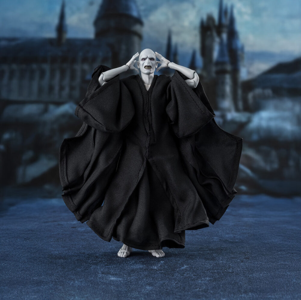 Lord voldemort harry potter and the goblet of fire sh figuarts. Tamashii lanza la figura articulada de lord voldemort dentro de su colección s. H. Figuarts, inspirada en la película "harry potter and the goblet of fire" ("harry potter y el cáliz de fuego" en españa). Está fabricada con pvc y abs, y viene vestida con túnica de tela con alambres internos para adoptar poses dinámicas. Incluye diferentes piezas intercambiables: 4x manos y 2x cabezas, en las que se puede apreciar el texturizado de la piel y el sombreado realista conseguidos gracias a la tecnología de coloreado digital de tamashii. También se incluye 1x varita mágica y piezas de efectos mágicos junto a sus pedestales para recrear la escena del combate del final de la película junto a harry potter and the goblet of fire sh figuarts (se vende por separado).