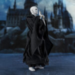 LORD VOLDEMORT HARRY POTTER AND THE GOBLET OF FIRE SH FIGUARTS. Tamashii lanza la figura articulada de Lord Voldemort dentro de su colección S.H.Figuarts, inspirada en la película "Harry Potter and the Goblet of Fire" ("Harry Potter y el cáliz de fuego" en España). Está fabricada con PVC y ABS, y viene vestida con túnica de tela con alambres internos para adoptar poses dinámicas. Incluye diferentes piezas intercambiables: 4x manos y 2x cabezas, en las que se puede apreciar el texturizado de la piel y el sombreado realista conseguidos gracias a la tecnología de coloreado digital de Tamashii. También se incluye 1x varita mágica y piezas de efectos mágicos junto a sus pedestales para recrear la escena del combate del final de la película junto a HARRY POTTER AND THE GOBLET OF FIRE SH FIGUARTS (se vende por separado).