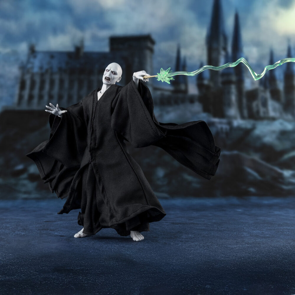 Lord voldemort harry potter and the goblet of fire sh figuarts. Tamashii lanza la figura articulada de lord voldemort dentro de su colección s. H. Figuarts, inspirada en la película "harry potter and the goblet of fire" ("harry potter y el cáliz de fuego" en españa). Está fabricada con pvc y abs, y viene vestida con túnica de tela con alambres internos para adoptar poses dinámicas. Incluye diferentes piezas intercambiables: 4x manos y 2x cabezas, en las que se puede apreciar el texturizado de la piel y el sombreado realista conseguidos gracias a la tecnología de coloreado digital de tamashii. También se incluye 1x varita mágica y piezas de efectos mágicos junto a sus pedestales para recrear la escena del combate del final de la película junto a harry potter and the goblet of fire sh figuarts (se vende por separado).