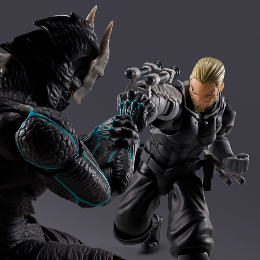 Isao shinomiya kaiju nº8 sh figuarts. Tamashii presenta dentro de su colección s. H. Figuarts la figura articulada de isao shinomiya, personaje del anime "kaiju no. 8". Con una altura de 17 cm, reproduce con precisión sus proporciones y uniforme de combate. Permite recrear escenas de acción gracias a su gran variedad de articulaciones. Incluye 2x pares de manos intercambiables, 2x placas faciales y 1x placa facial como bonus para kaiju no. 8 figura 19 cm kaiju no. 8 s. H. Figuarts (se vende por separado). Unidades limitadas.