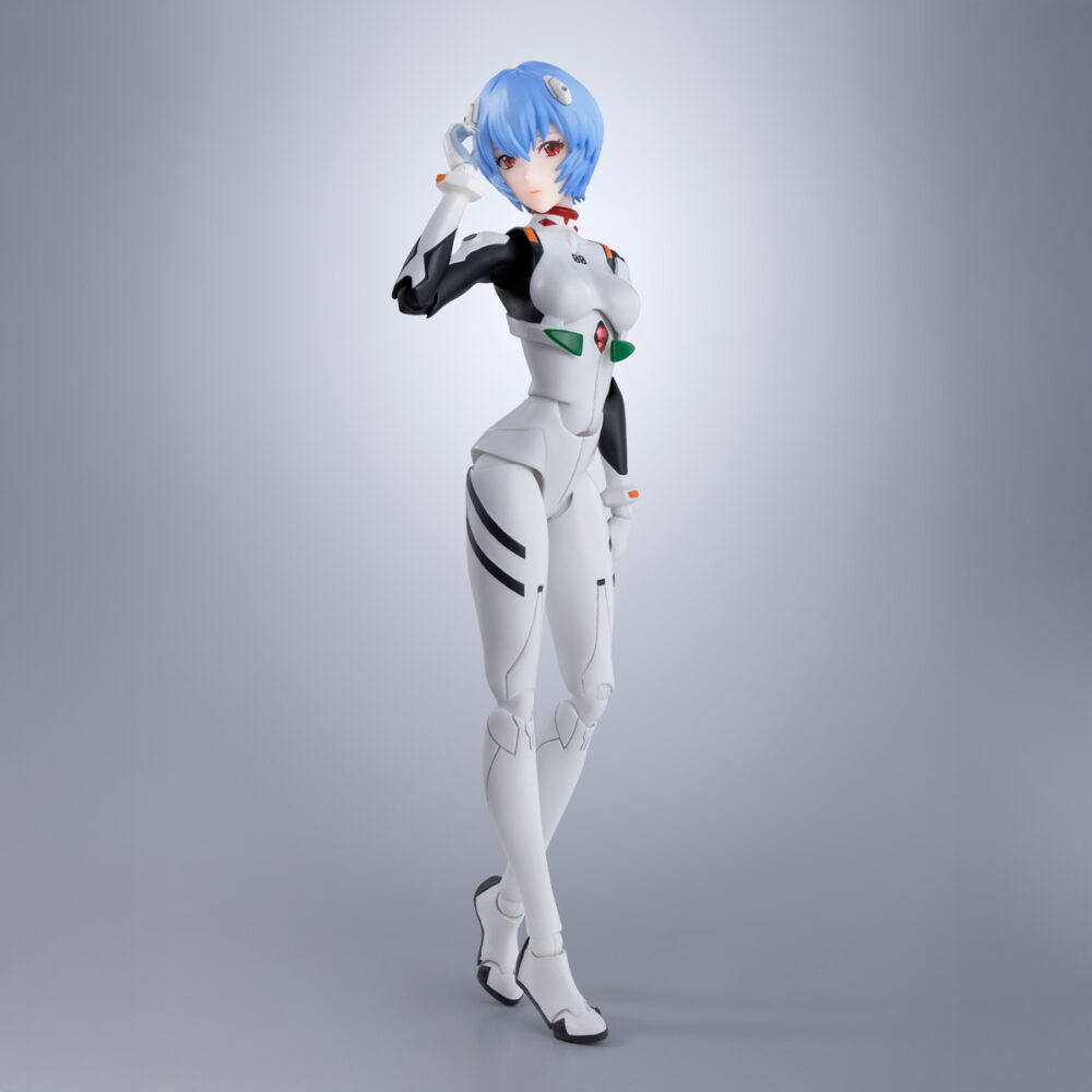 Rei ayanami evangelion sh figuarts. Tamashii añade a su colección s. H. Figuarts la figura de rei ayanami basada en su apariencia en "rebuild of evangelion", en conmemoración del 30º aniversario de la serie original. Esta figura de pvc de 13,5 cm de alto viste su característico traje de piloto de unidades evangelion. Cuenta con un amplio rango de movimiento gracias a las articulaciones que permiten torsión de cintura y poses de sentado con una completa naturalidad. Incluye 5x placas faciales intercambiables, 5x pares de manos, 1x pieza de repuesto para la mochila y 1x pedestal amarillo con forma de hexágono. Puedes exponerla junto a asuka shinikami langley figura 13,5 cm evangelion 30th anniversary s. H. Figuarts (se venden por separado). Unidades limitadas.