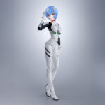 REI AYANAMI EVANGELION SH FIGUARTS. Tamashii añade a su colección S.H.Figuarts la figura de Rei Ayanami basada en su apariencia en "Rebuild of Evangelion", en conmemoración del 30º aniversario de la serie original. Esta figura de PVC de 13,5 cm de alto viste su característico traje de piloto de Unidades Evangelion. Cuenta con un amplio rango de movimiento gracias a las articulaciones que permiten torsión de cintura y poses de sentado con una completa naturalidad. Incluye 5x placas faciales intercambiables, 5x pares de manos, 1x pieza de repuesto para la mochila y 1x pedestal amarillo con forma de hexágono. Puedes exponerla junto a ASUKA SHINIKAMI LANGLEY FIGURA 13,5 CM EVANGELION 30TH ANNIVERSARY S.H. FIGUARTS (se venden por separado). UNIDADES LIMITADAS.