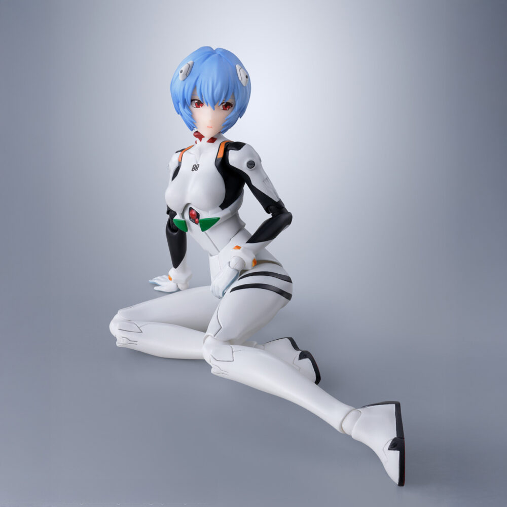 Rei ayanami evangelion sh figuarts. Tamashii añade a su colección s. H. Figuarts la figura de rei ayanami basada en su apariencia en "rebuild of evangelion", en conmemoración del 30º aniversario de la serie original. Esta figura de pvc de 13,5 cm de alto viste su característico traje de piloto de unidades evangelion. Cuenta con un amplio rango de movimiento gracias a las articulaciones que permiten torsión de cintura y poses de sentado con una completa naturalidad. Incluye 5x placas faciales intercambiables, 5x pares de manos, 1x pieza de repuesto para la mochila y 1x pedestal amarillo con forma de hexágono. Puedes exponerla junto a asuka shinikami langley figura 13,5 cm evangelion 30th anniversary s. H. Figuarts (se venden por separado). Unidades limitadas.
