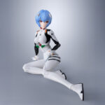 REI AYANAMI EVANGELION SH FIGUARTS. Tamashii añade a su colección S.H.Figuarts la figura de Rei Ayanami basada en su apariencia en "Rebuild of Evangelion", en conmemoración del 30º aniversario de la serie original. Esta figura de PVC de 13,5 cm de alto viste su característico traje de piloto de Unidades Evangelion. Cuenta con un amplio rango de movimiento gracias a las articulaciones que permiten torsión de cintura y poses de sentado con una completa naturalidad. Incluye 5x placas faciales intercambiables, 5x pares de manos, 1x pieza de repuesto para la mochila y 1x pedestal amarillo con forma de hexágono. Puedes exponerla junto a ASUKA SHINIKAMI LANGLEY FIGURA 13,5 CM EVANGELION 30TH ANNIVERSARY S.H. FIGUARTS (se venden por separado). UNIDADES LIMITADAS.