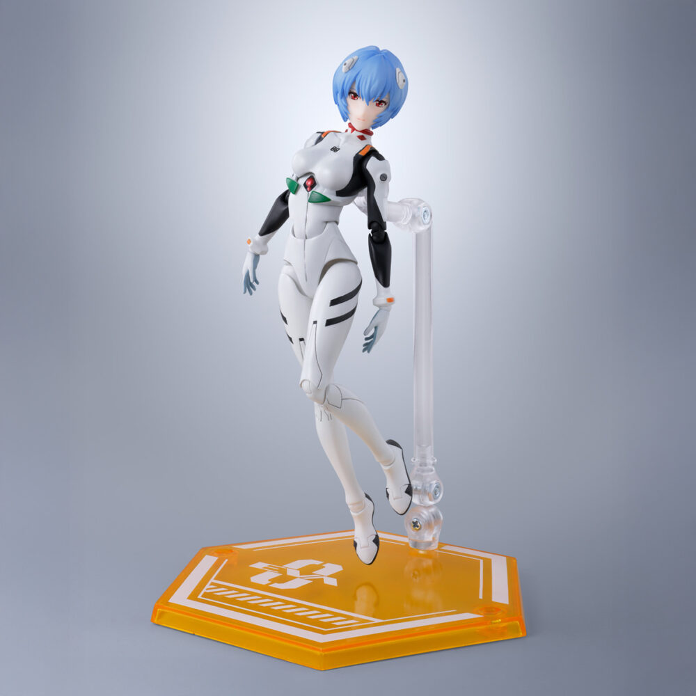 Rei ayanami evangelion sh figuarts. Tamashii añade a su colección s. H. Figuarts la figura de rei ayanami basada en su apariencia en "rebuild of evangelion", en conmemoración del 30º aniversario de la serie original. Esta figura de pvc de 13,5 cm de alto viste su característico traje de piloto de unidades evangelion. Cuenta con un amplio rango de movimiento gracias a las articulaciones que permiten torsión de cintura y poses de sentado con una completa naturalidad. Incluye 5x placas faciales intercambiables, 5x pares de manos, 1x pieza de repuesto para la mochila y 1x pedestal amarillo con forma de hexágono. Puedes exponerla junto a asuka shinikami langley figura 13,5 cm evangelion 30th anniversary s. H. Figuarts (se venden por separado). Unidades limitadas.
