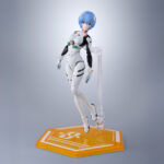 REI AYANAMI EVANGELION SH FIGUARTS. Tamashii añade a su colección S.H.Figuarts la figura de Rei Ayanami basada en su apariencia en "Rebuild of Evangelion", en conmemoración del 30º aniversario de la serie original. Esta figura de PVC de 13,5 cm de alto viste su característico traje de piloto de Unidades Evangelion. Cuenta con un amplio rango de movimiento gracias a las articulaciones que permiten torsión de cintura y poses de sentado con una completa naturalidad. Incluye 5x placas faciales intercambiables, 5x pares de manos, 1x pieza de repuesto para la mochila y 1x pedestal amarillo con forma de hexágono. Puedes exponerla junto a ASUKA SHINIKAMI LANGLEY FIGURA 13,5 CM EVANGELION 30TH ANNIVERSARY S.H. FIGUARTS (se venden por separado). UNIDADES LIMITADAS.