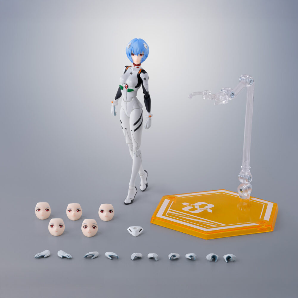 Rei ayanami evangelion sh figuarts. Tamashii añade a su colección s. H. Figuarts la figura de rei ayanami basada en su apariencia en "rebuild of evangelion", en conmemoración del 30º aniversario de la serie original. Esta figura de pvc de 13,5 cm de alto viste su característico traje de piloto de unidades evangelion. Cuenta con un amplio rango de movimiento gracias a las articulaciones que permiten torsión de cintura y poses de sentado con una completa naturalidad. Incluye 5x placas faciales intercambiables, 5x pares de manos, 1x pieza de repuesto para la mochila y 1x pedestal amarillo con forma de hexágono. Puedes exponerla junto a asuka shinikami langley figura 13,5 cm evangelion 30th anniversary s. H. Figuarts (se venden por separado). Unidades limitadas.