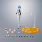 REI AYANAMI EVANGELION SH FIGUARTS. Tamashii añade a su colección S.H.Figuarts la figura de Rei Ayanami basada en su apariencia en "Rebuild of Evangelion", en conmemoración del 30º aniversario de la serie original. Esta figura de PVC de 13,5 cm de alto viste su característico traje de piloto de Unidades Evangelion. Cuenta con un amplio rango de movimiento gracias a las articulaciones que permiten torsión de cintura y poses de sentado con una completa naturalidad. Incluye 5x placas faciales intercambiables, 5x pares de manos, 1x pieza de repuesto para la mochila y 1x pedestal amarillo con forma de hexágono. Puedes exponerla junto a ASUKA SHINIKAMI LANGLEY FIGURA 13,5 CM EVANGELION 30TH ANNIVERSARY S.H. FIGUARTS (se venden por separado). UNIDADES LIMITADAS.