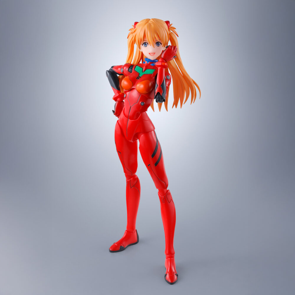 Asuka shikinami langley evangelion sh figuarts. Tamashii introduce en su colección s. H. Figuarts la figura de asuka langley, como clon de la serie shinikami, basada en su apariencia en "rebuild of evangelion", en conmemoración del 30º aniversario de la serie original. Esta figura de pvc de 13,5 cm de alto viste su característico traje de piloto de unidades evangelion. Cuenta con un amplio rango de movimiento gracias a las articulaciones que permiten torsión de cintura y poses de sentado con una completa naturalidad. Incluye 5x placas faciales intercambiables, 5x pares de manos, 1x pieza de repuesto para la mochila y 1x pedestal rojo con forma de hexágono. Puedes exponerla junto a rei ayanami evangelion sh figuarts (se venden por separado). Unidades limitadas.
