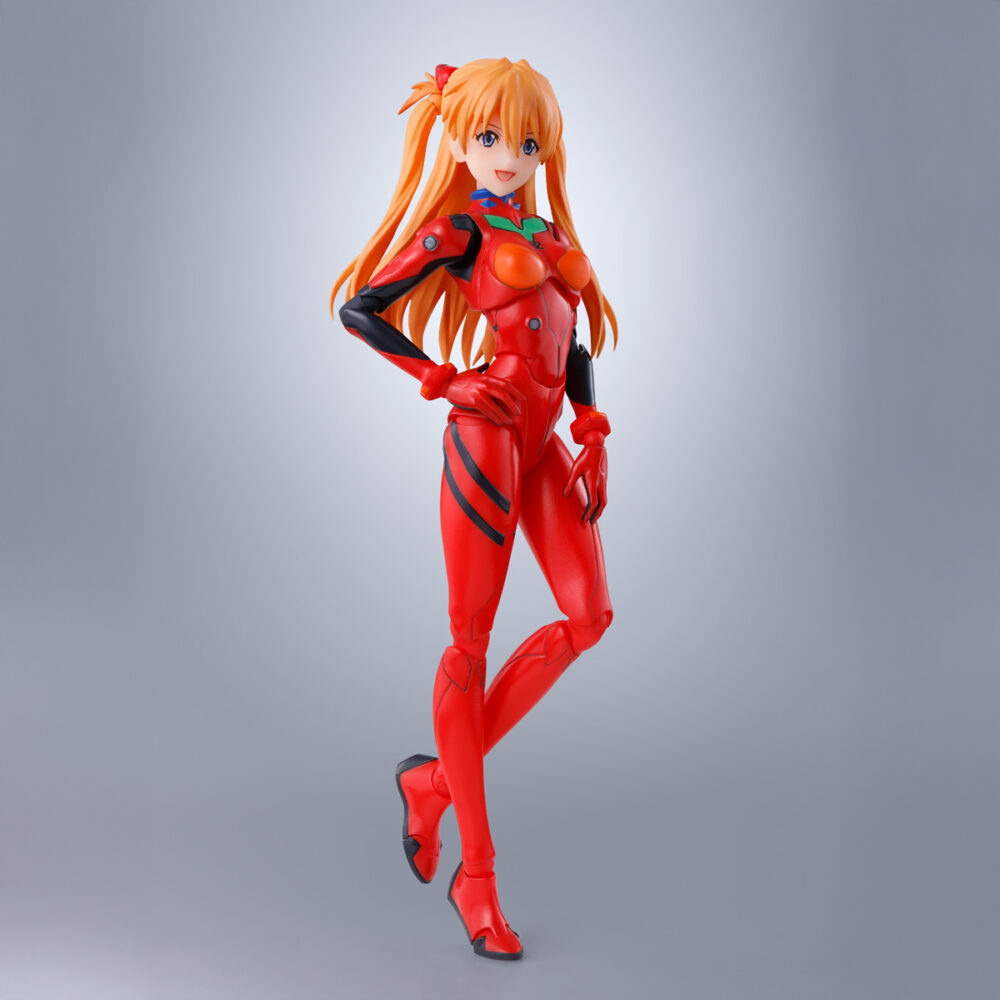 Asuka shikinami langley evangelion sh figuarts. Tamashii introduce en su colección s. H. Figuarts la figura de asuka langley, como clon de la serie shinikami, basada en su apariencia en "rebuild of evangelion", en conmemoración del 30º aniversario de la serie original. Esta figura de pvc de 13,5 cm de alto viste su característico traje de piloto de unidades evangelion. Cuenta con un amplio rango de movimiento gracias a las articulaciones que permiten torsión de cintura y poses de sentado con una completa naturalidad. Incluye 5x placas faciales intercambiables, 5x pares de manos, 1x pieza de repuesto para la mochila y 1x pedestal rojo con forma de hexágono. Puedes exponerla junto a rei ayanami evangelion sh figuarts (se venden por separado). Unidades limitadas.