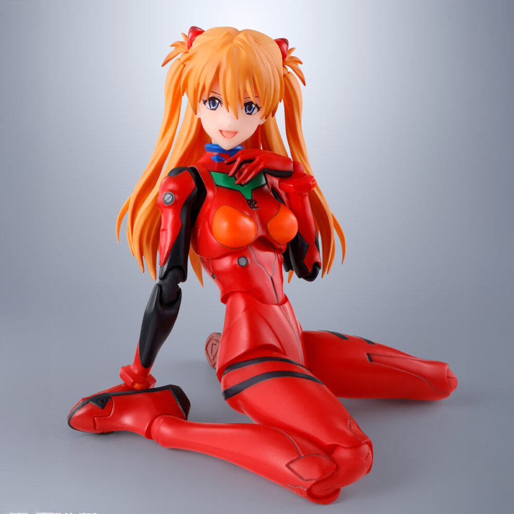 Asuka shikinami langley evangelion sh figuarts. Tamashii introduce en su colección s. H. Figuarts la figura de asuka langley, como clon de la serie shinikami, basada en su apariencia en "rebuild of evangelion", en conmemoración del 30º aniversario de la serie original. Esta figura de pvc de 13,5 cm de alto viste su característico traje de piloto de unidades evangelion. Cuenta con un amplio rango de movimiento gracias a las articulaciones que permiten torsión de cintura y poses de sentado con una completa naturalidad. Incluye 5x placas faciales intercambiables, 5x pares de manos, 1x pieza de repuesto para la mochila y 1x pedestal rojo con forma de hexágono. Puedes exponerla junto a rei ayanami evangelion sh figuarts (se venden por separado). Unidades limitadas.