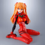 ASUKA SHIKINAMI LANGLEY EVANGELION SH FIGUARTS. Tamashii introduce en su colección S.H. Figuarts la figura de Asuka Langley, como clon de la serie Shinikami, basada en su apariencia en "Rebuild of Evangelion", en conmemoración del 30º aniversario de la serie original. Esta figura de PVC de 13,5 cm de alto viste su característico traje de piloto de Unidades Evangelion. Cuenta con un amplio rango de movimiento gracias a las articulaciones que permiten torsión de cintura y poses de sentado con una completa naturalidad. Incluye 5x placas faciales intercambiables, 5x pares de manos, 1x pieza de repuesto para la mochila y 1x pedestal rojo con forma de hexágono. Puedes exponerla junto a REI AYANAMI EVANGELION SH FIGUARTS (se venden por separado). UNIDADES LIMITADAS.